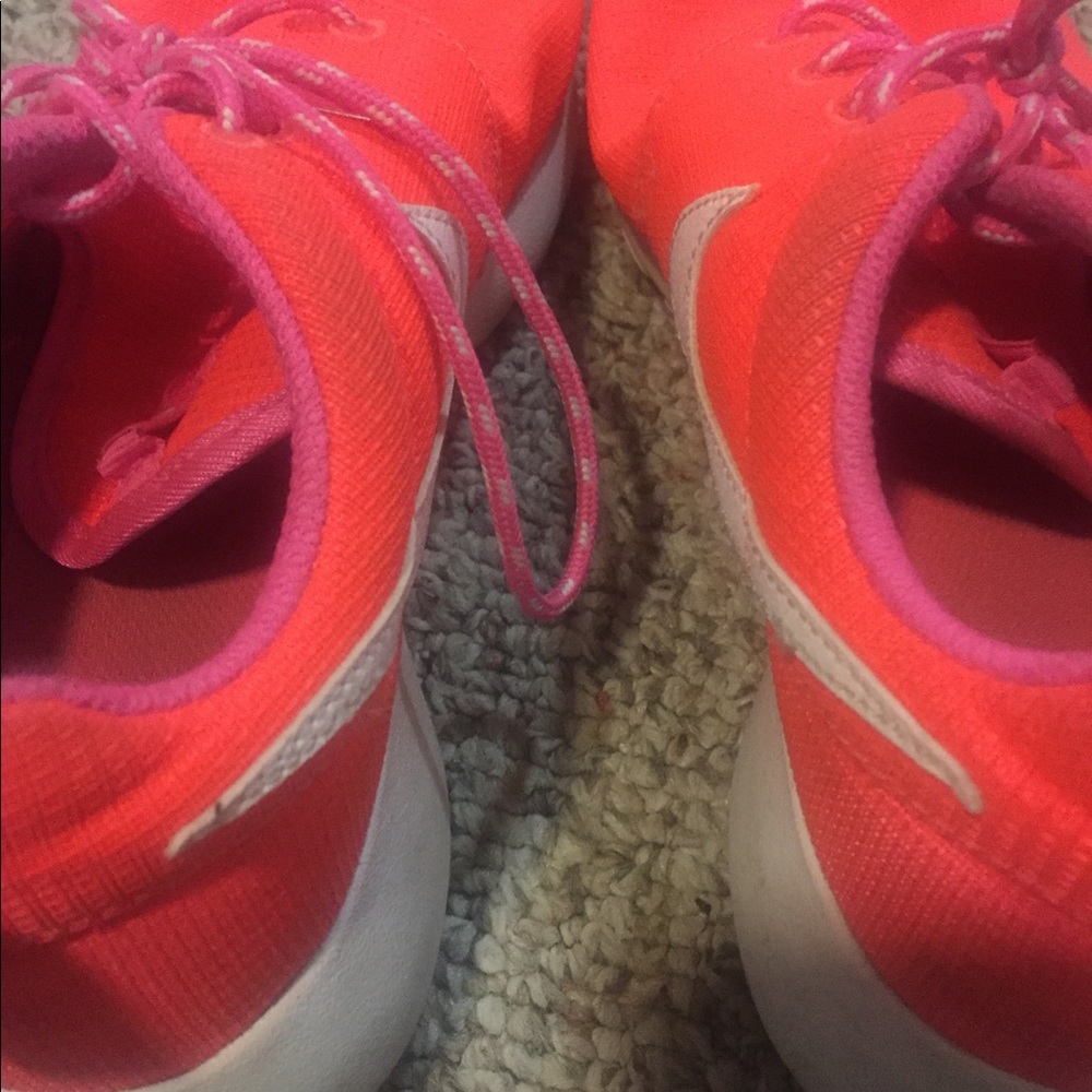 Nike Women's Roshe Sneakers - Picture 7 of 7